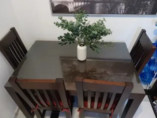 Mesa de comedor y 4 sillas