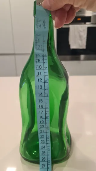 Garrafa de vidro verde para base de candeeiro