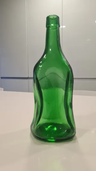 Garrafa de vidro verde para base de candeeiro