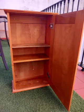 Mueble de madera con puerta de bambú