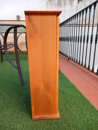 Mueble de madera con puerta de bambú