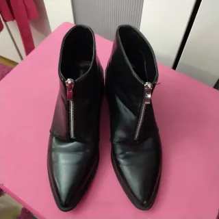Botines negros con cremallera