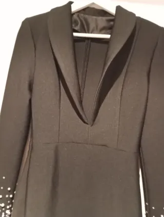 Vestido mini negro con pedrería y perlas