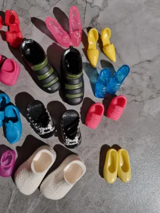 Lotto accessori bambole varie