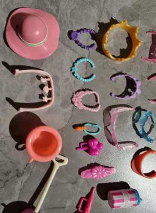 Lotto accessori bambole varie