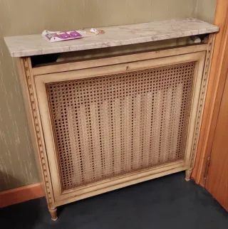 Cubrerradiador vintage mármol y mimbre