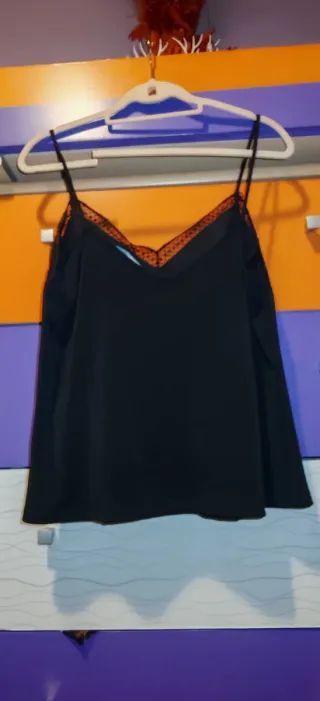 Top lencero negro con encaje