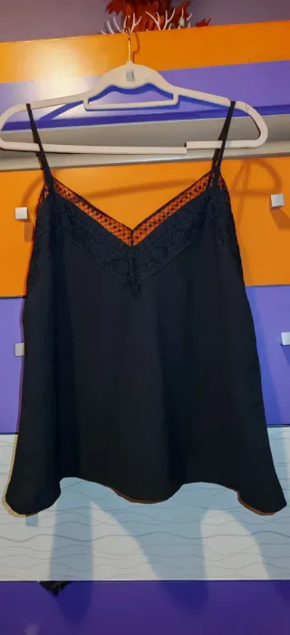 Top lencero negro con encaje