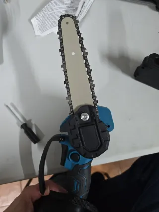 Mini sierra eléctrica con batería