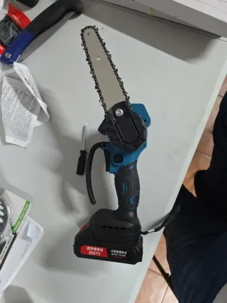 Mini sierra eléctrica con batería