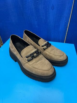 Mocasines Catwalk Beige con Cadena Negra