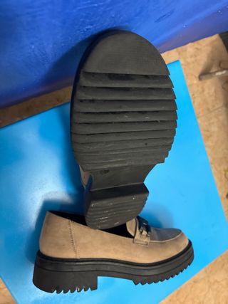 Mocasines Catwalk Beige con Cadena Negra