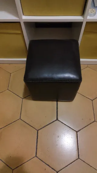 Puf cuadrado piel sintética marrón