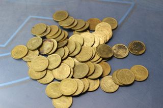 60 monedas de 1 peseta de 1975.