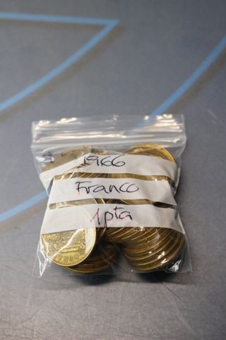 42 monedas de 1 peseta de 1966.