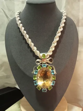 Colgante de diseño en plata maciza con gemas