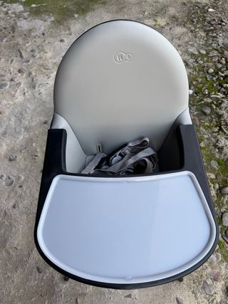 Trona de bebé gris y madera