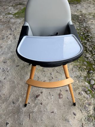 Trona de bebé gris y madera