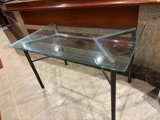 Mesa de cristal con estructura metálica