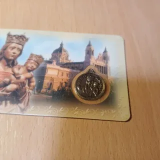 Tarjeta de la medalla de la virgen Almudena