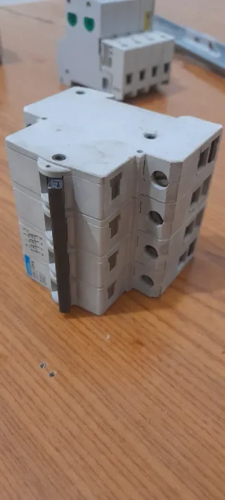 Interruttore magnetotermico Hager 25A