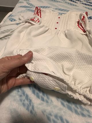 Pelele bebé blanco con detalles rojos