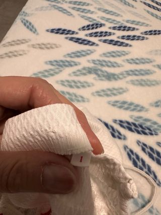 Pelele bebé blanco con detalles rojos