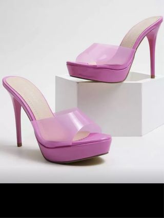 Zapatos de tacón rosa con plataforma