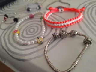 Lote bisutería: pulseras y pendientes