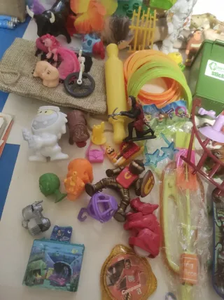 Lote 140 juguetes y accesorios varios