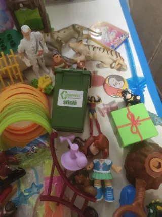 Lote 140 juguetes y accesorios varios