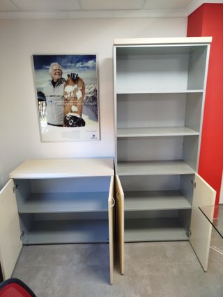 Conjunto mueble de oficina alto y bajo.