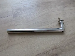 Toallero de metal plateado