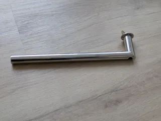 Toallero de metal plateado