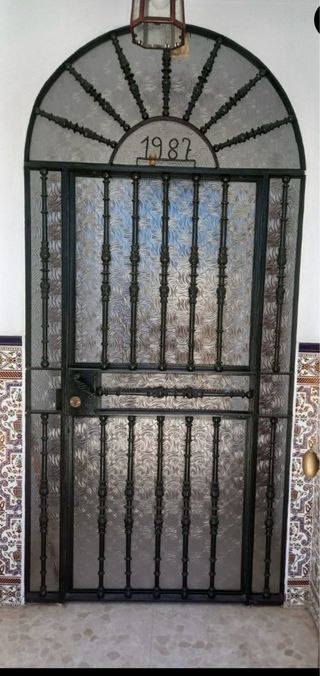 Puerta de hierro forjado con cristal