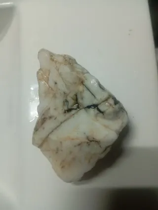 Piedra natural blanca coleccionable y decorativa.