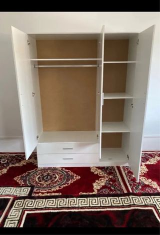 Armario blanco con cajones y baldas