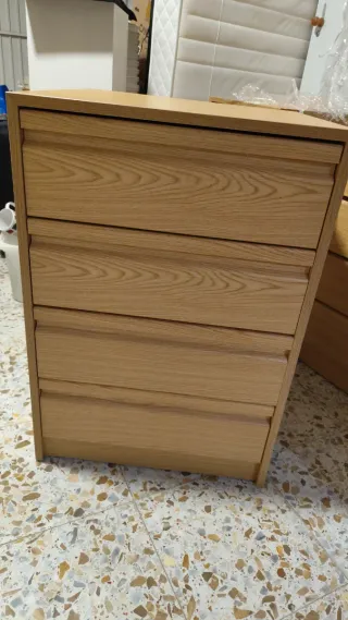 Cajonera de madera color beige y marrón