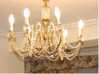 Lámpara de araña dorada con cristales