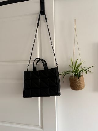 Bolso negro acolchado Stradivarius