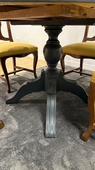 Mesa redonda restaurada