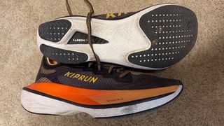 Zapatilla Kiprun Carbon Plate Negra Naranja