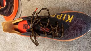 Zapatilla Kiprun Carbon Plate Negra Naranja