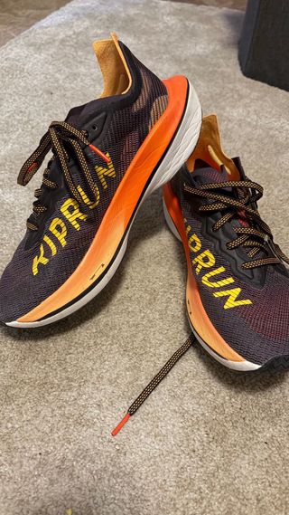 Zapatilla Kiprun Carbon Plate Negra Naranja