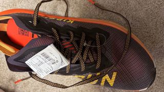 Zapatilla Kiprun Carbon Plate Negra Naranja