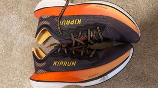 Zapatilla Kiprun Carbon Plate Negra Naranja