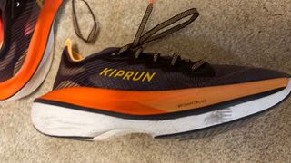 Zapatilla Kiprun Carbon Plate Negra Naranja