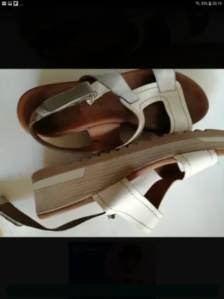 Sandalias cuña blancas y plateadas Talla 38