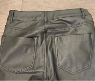 Pantalón efecto cuero Stradivarius negro