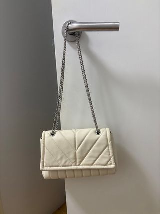 Bolso blanco acolchado con cadena